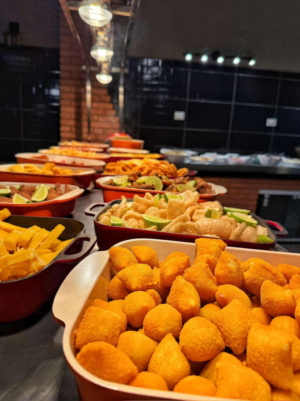 Coxinhas e salgados fritos na bancada do rodízio de boteco
