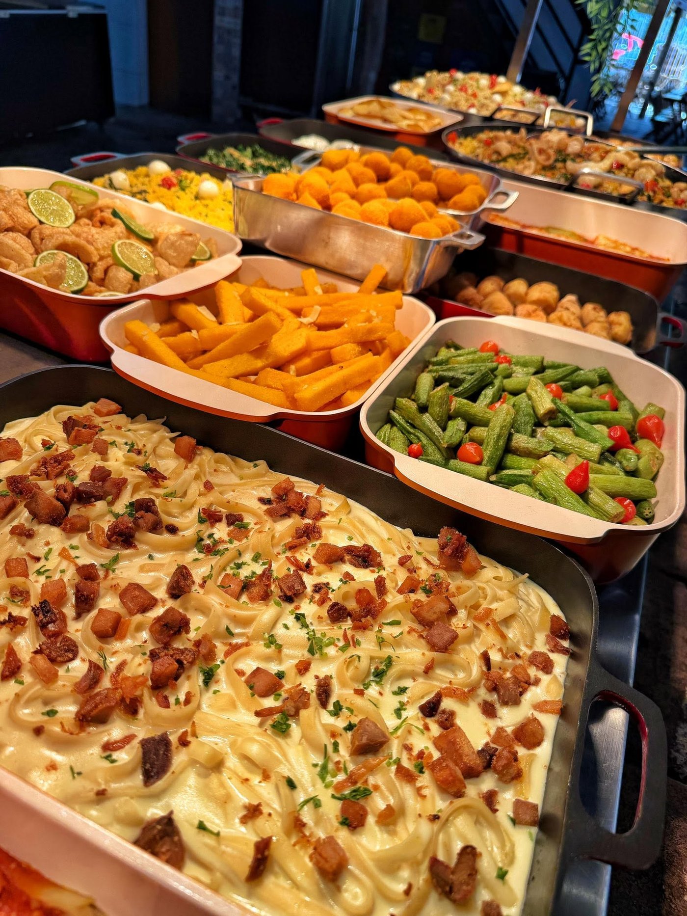 Variedade de pratos no buffet