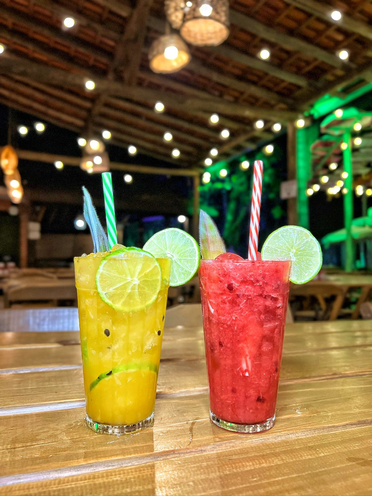 Caipirinhas coloridas na mesa do Cantareira