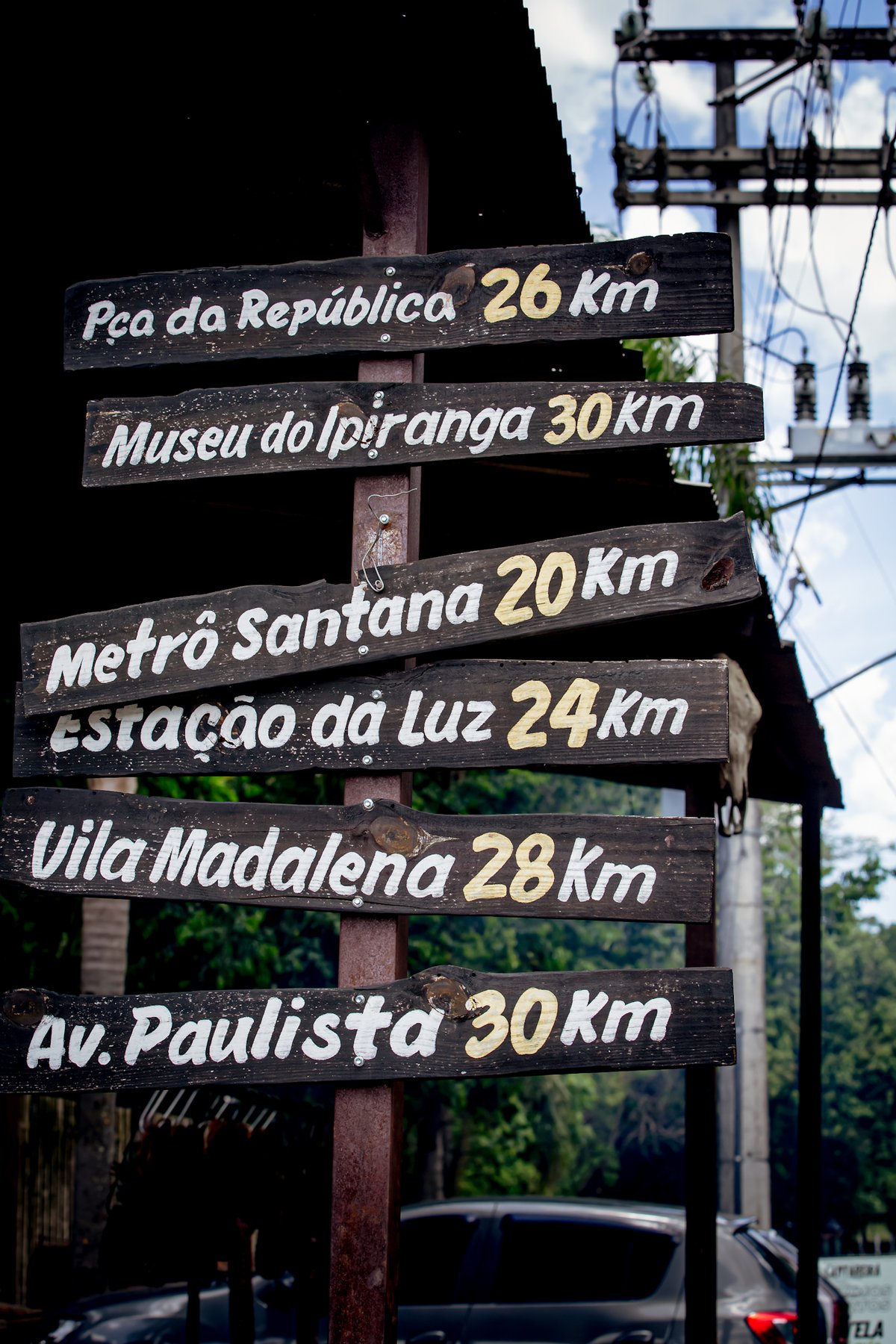 Placa com distâncias na Serra da Cantareira