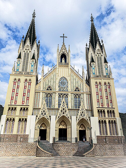 Fachada gótica da Basílica dos Arautos na Serra da Cantareira
