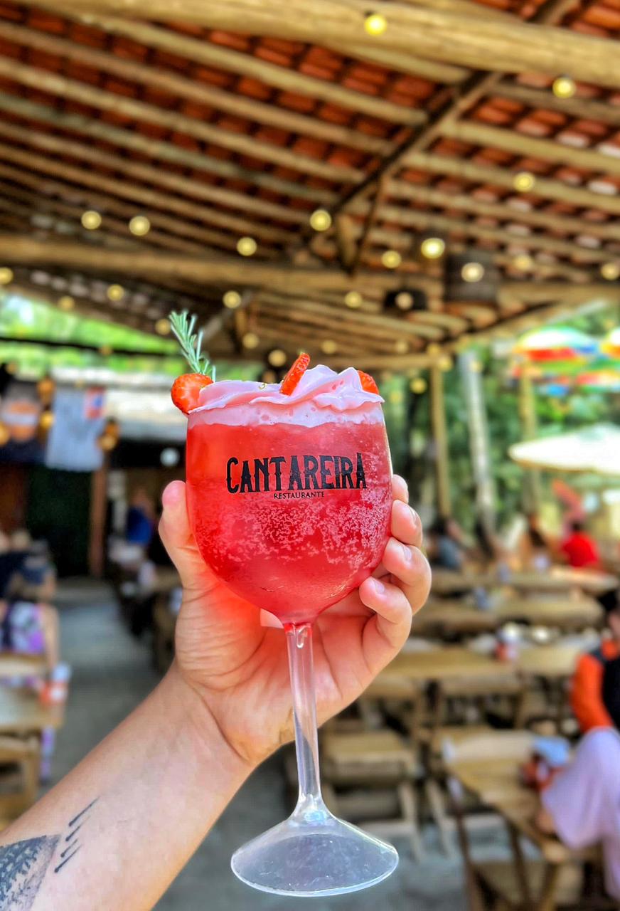 Drink da casa erguido em taça marcada Cantareira
