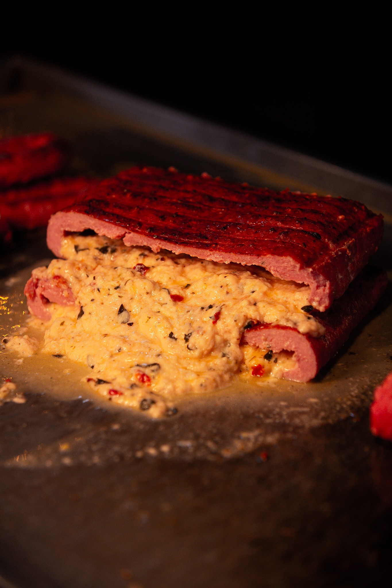 Manta de Linguiça Mágica cortada, com o recheio cremoso à mostra