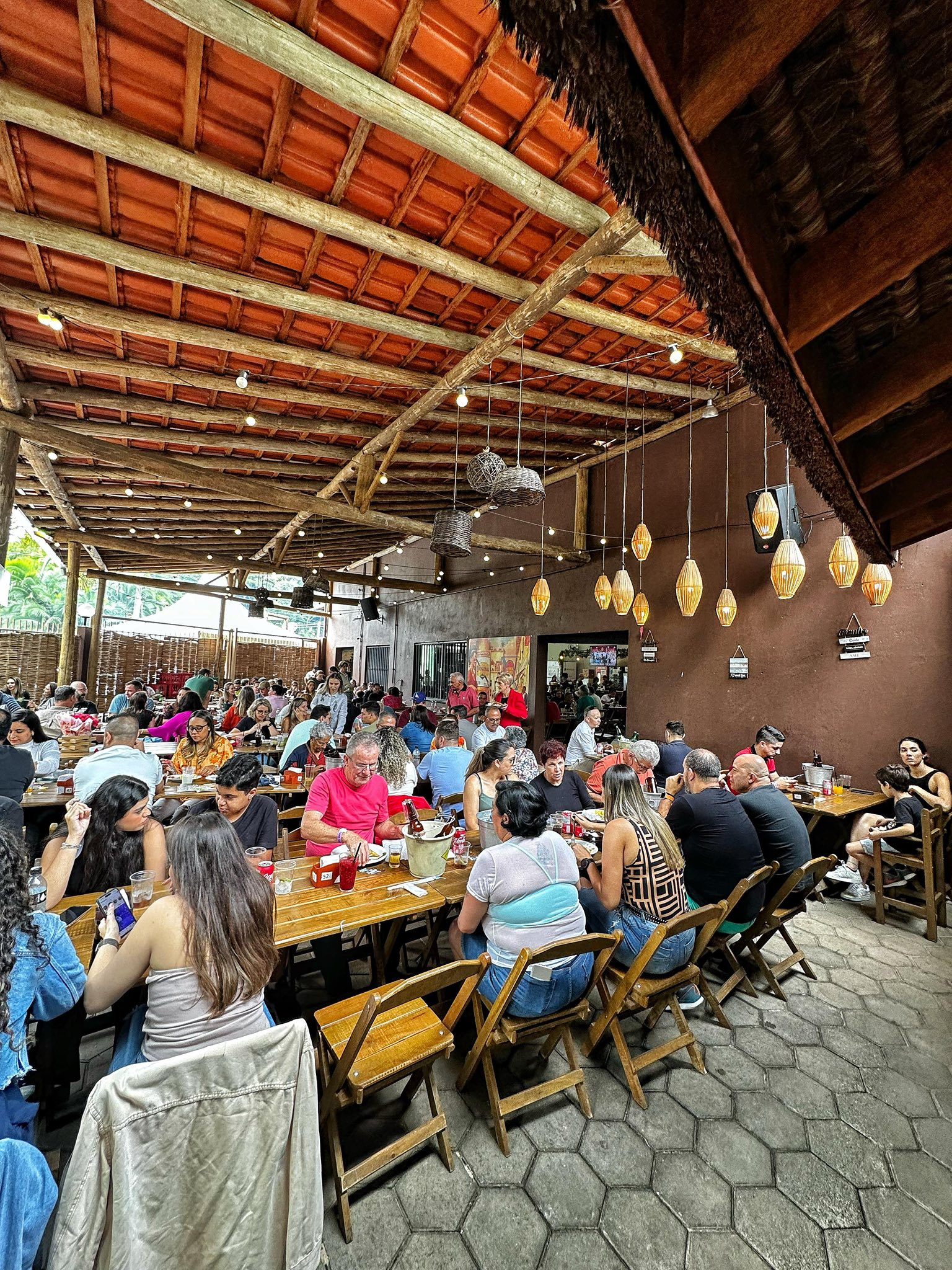 Salão do Cantareira lotado, com as mesas cheias no almoço